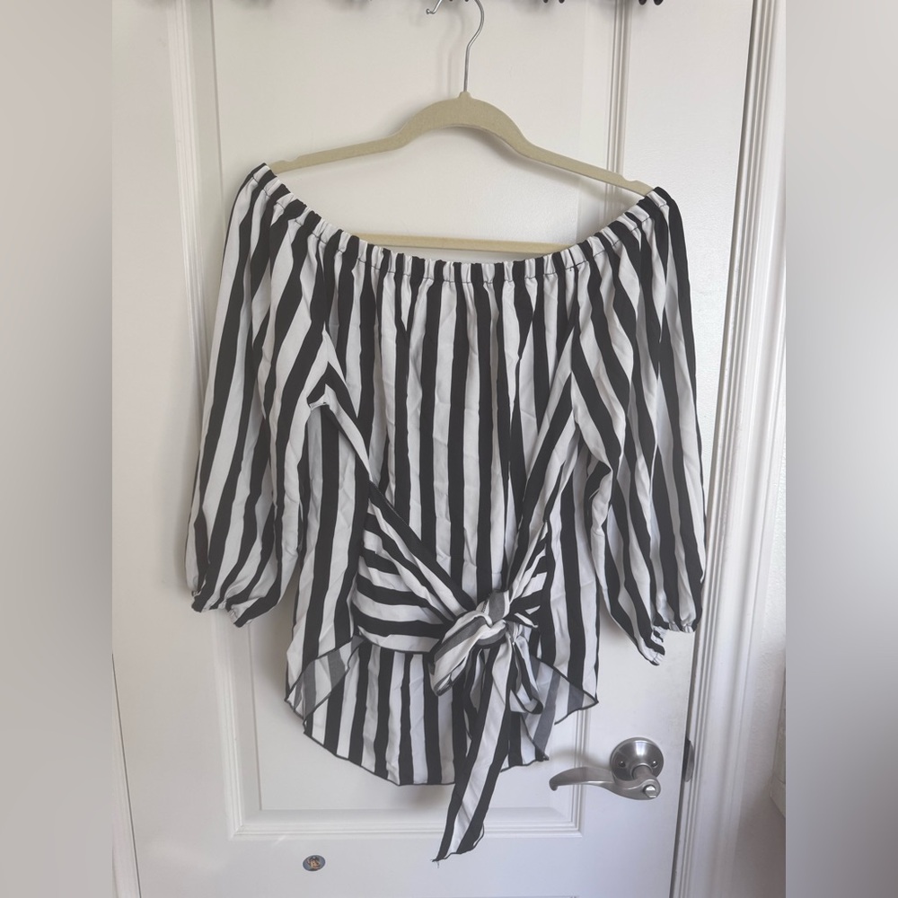 Black and White Striped Off-Shoulder Top - L